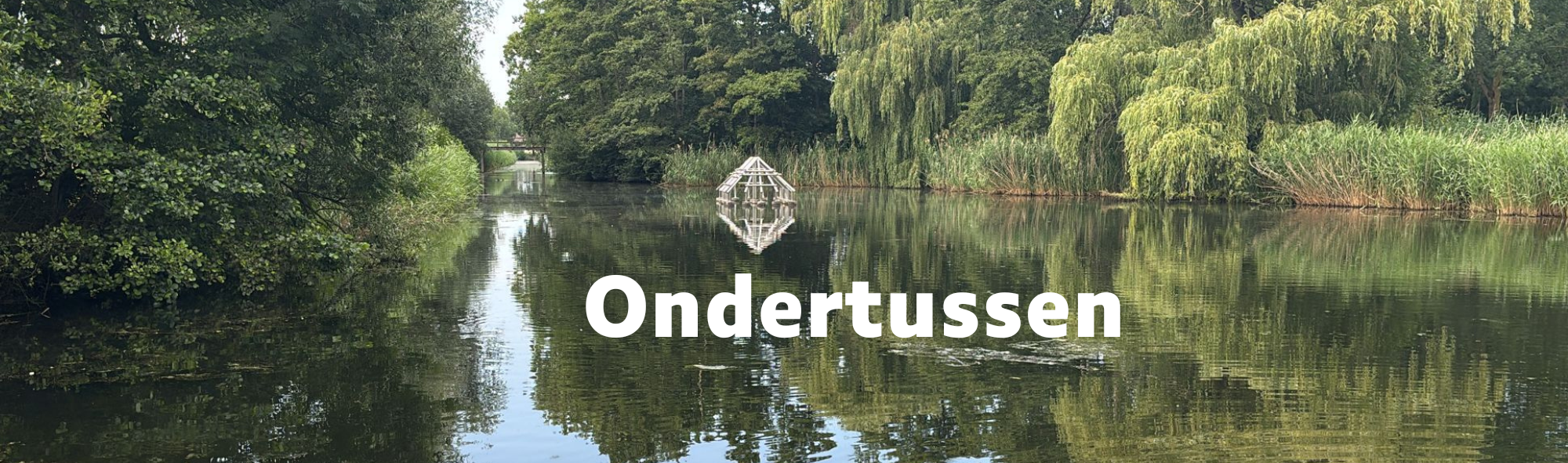 Foto met zicht op de maas vanaf de pont